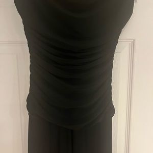 Long black cocktail gown. Dressy and classic.size 4 p but reaches my foot at 5'7